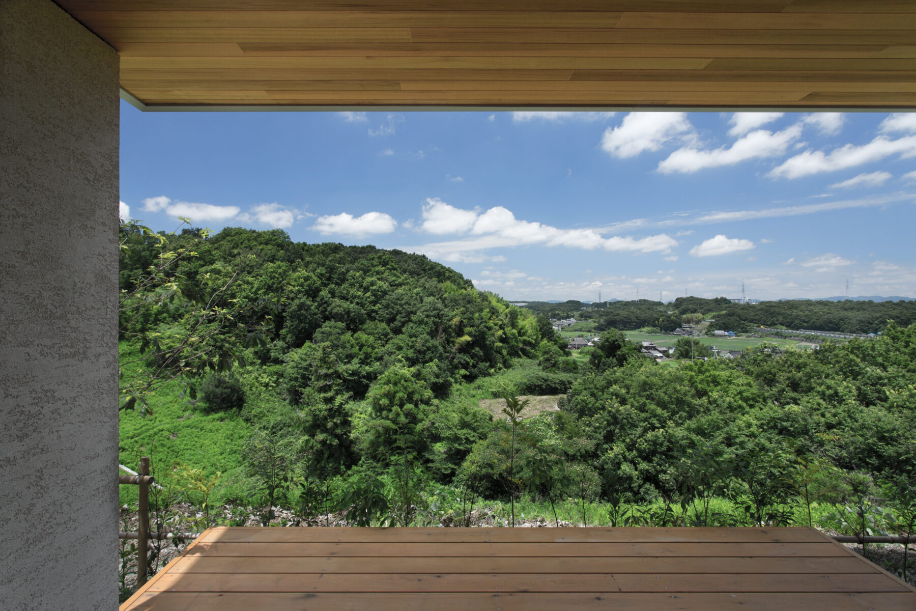 神戸市内とは思えないウッドデッキ越しの里山の景色