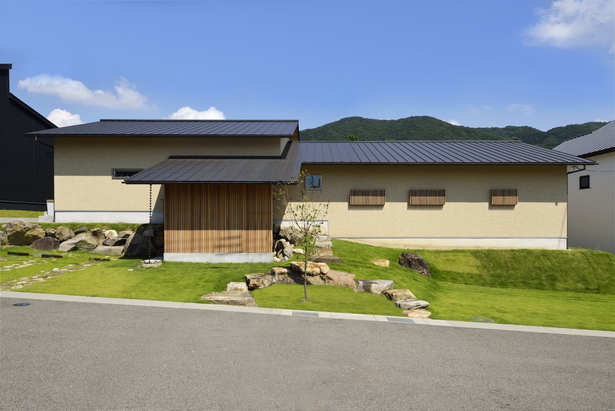 傾斜に沿って展開する平屋の家 フクダ ロングライフデザイン Se構法で建てる無添加注文住宅 大阪 神戸 奈良