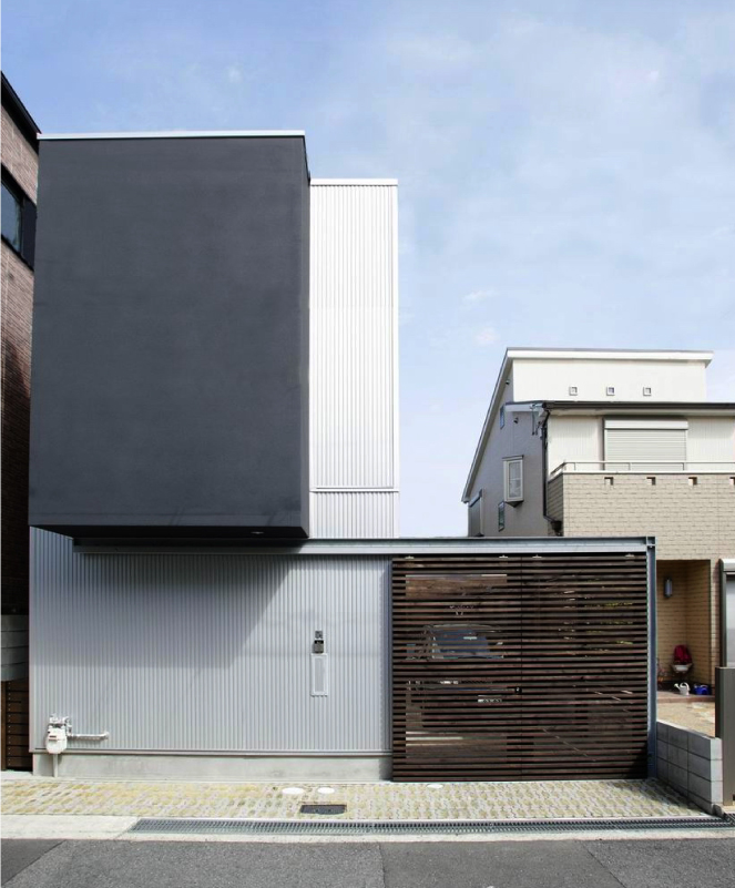 中庭を取り囲む木製引戸とガルバリウムの外観 フクダ ロングライフデザイン Se構法で建てる無添加注文住宅 大阪 神戸 奈良